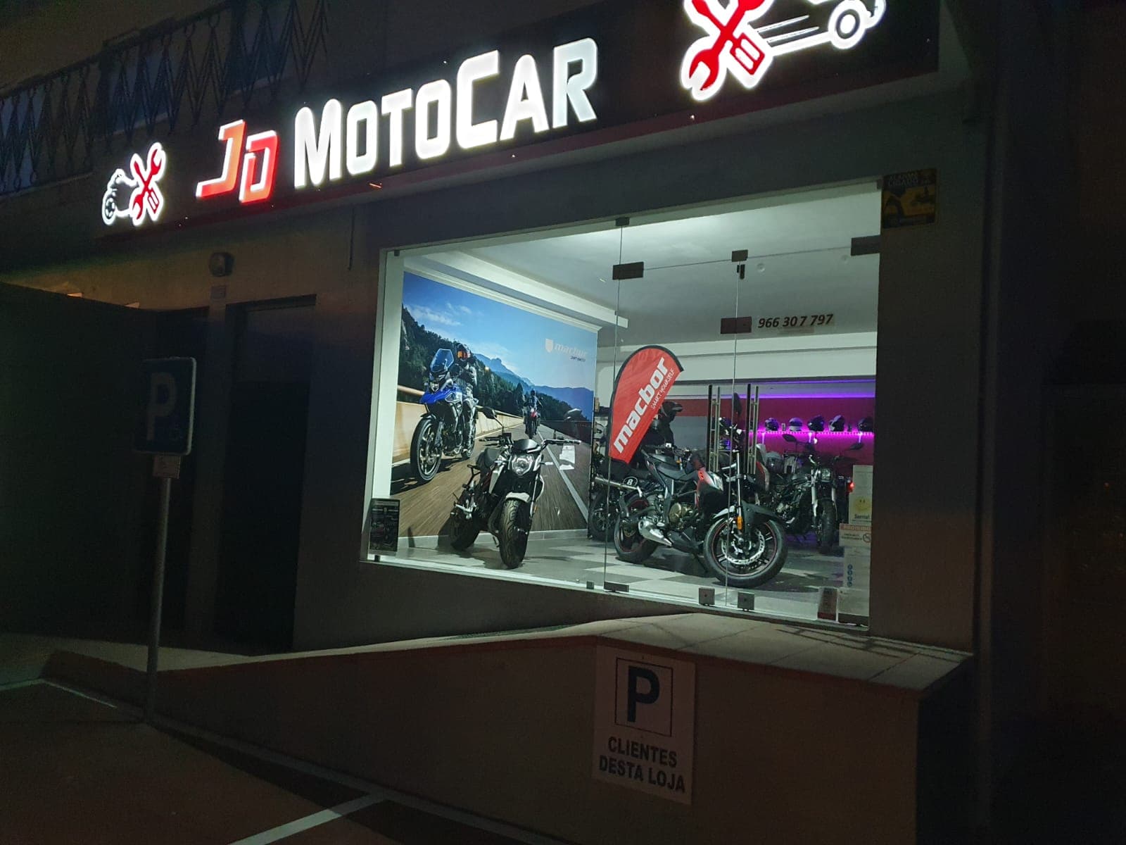 Fachada iluminada da loja JD Motocar em Mangualde