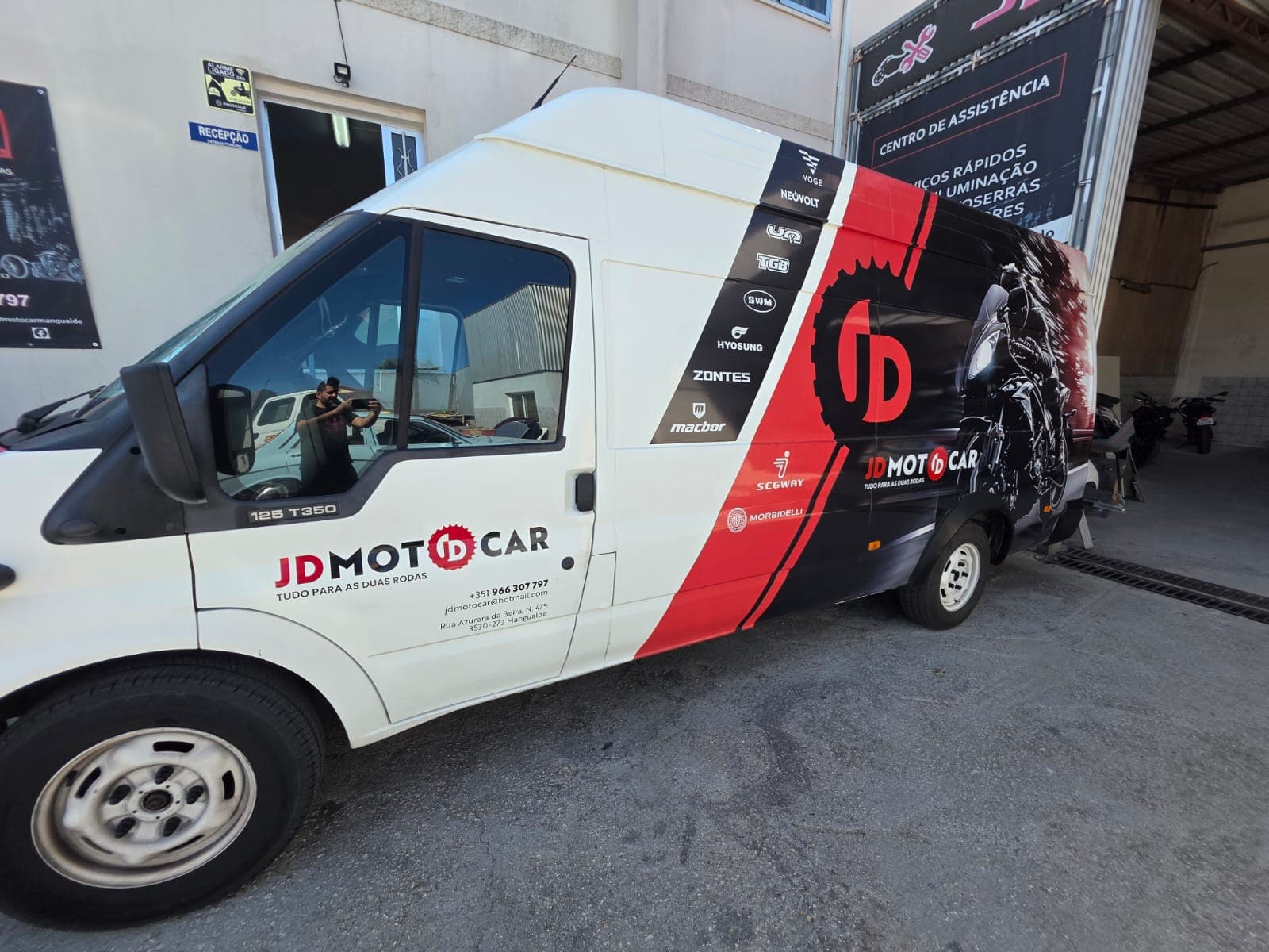 Carrinha de assistência da JD Motocar junto à oficina