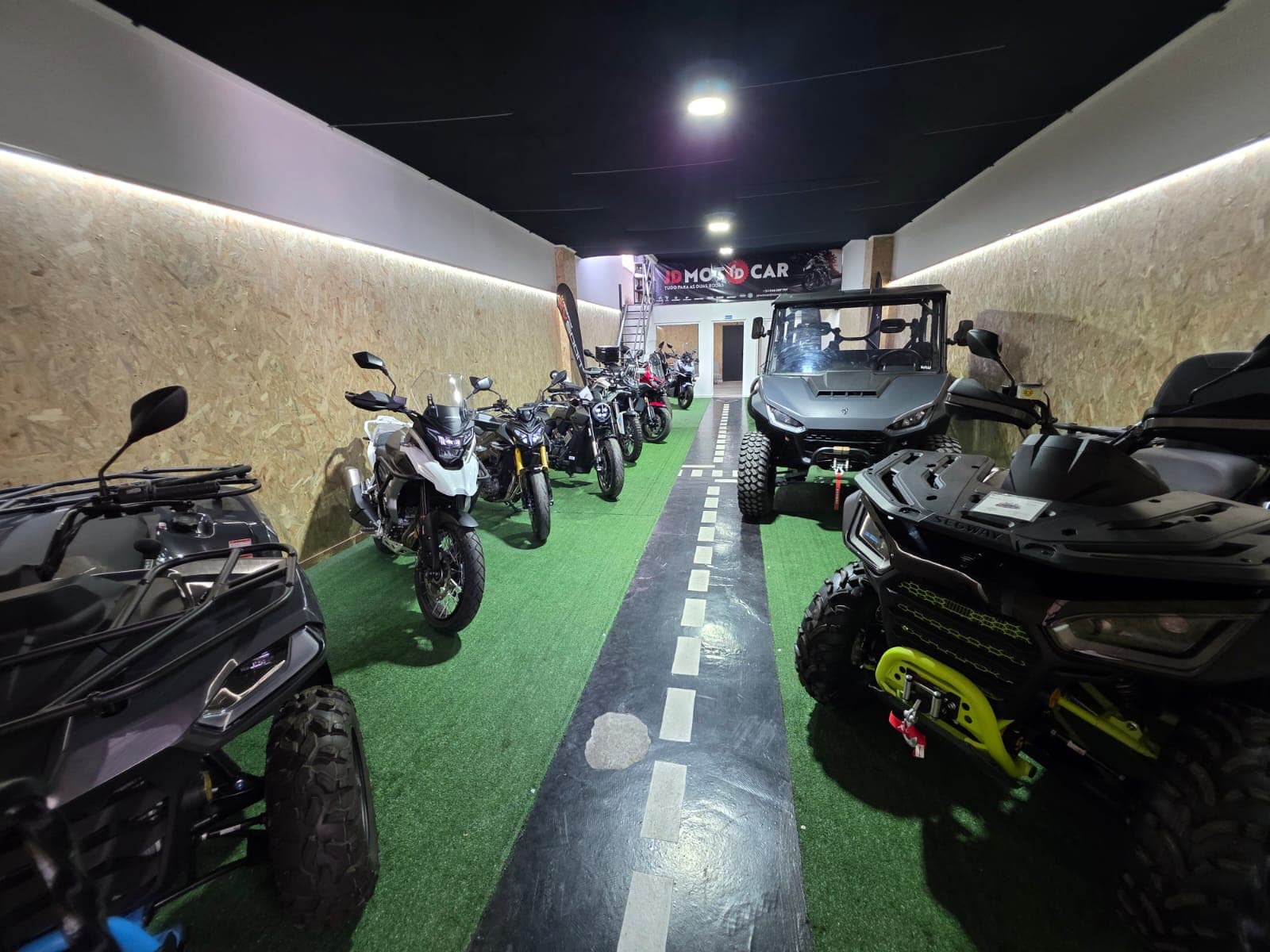 Showroom da JD Motocar com motas e quadriciclos